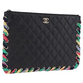 Bolsa Clutch CHANEL Matelasse em pele de cordeiro preta com CC dourado Auth 192073SAM Preto Dourado