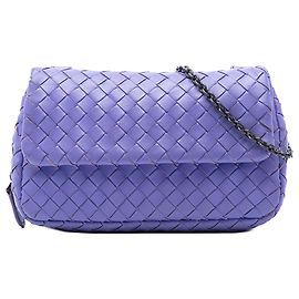 Bottega Veneta Bolsa transversal de aba com corrente expansível em nappa Intrecciato mini roxo Roxo