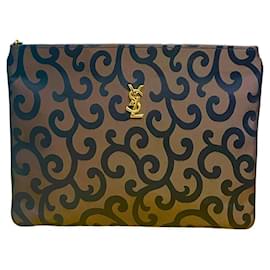 Yves Saint Laurent Clutch de Lona Monogram Marrom e Preto Marrom Preto