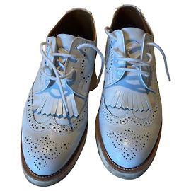 Autre Marque Tricker's Weiße Leder-Schnürschuhe mit Quasten Weiß