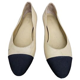 Sapatilhas bicolor Chanel com saltos adornados com pérolas Preto Bege