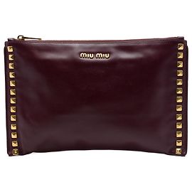 Clutch con zip in pelle rossa con borchie Miu Miu Rosso Bordò