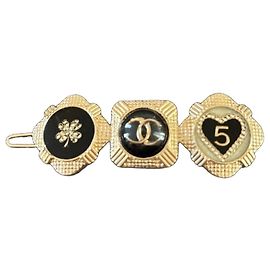 Presilha Chanel Amuleto da Sorte Preto Gold hardware