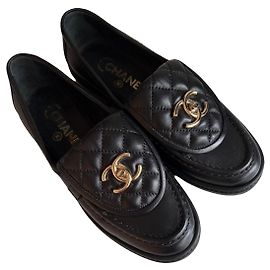 Mocassins Chanel em couro preto acolchoado com logo CC Preto