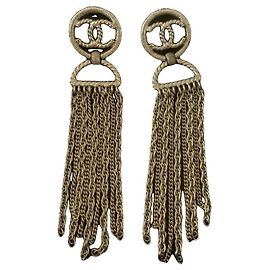 Boucles d'oreilles pendantes Chanel logo CC métal doré Doré