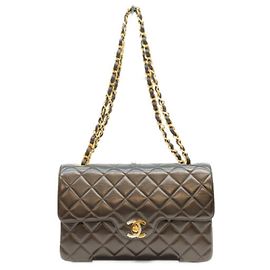 CHANEL Bolsa de ombro matelassê de pele de cordeiro preta com flap duplo Preto