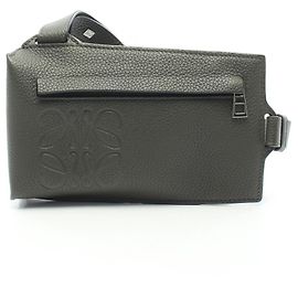LOEWE Riñonera vertical de cuero caqui con bolsillo en T Caqui