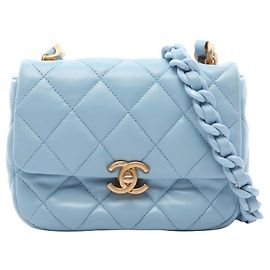 Bolsa de Ombro Chanel Matelassé em Pele de Cordeiro Azul