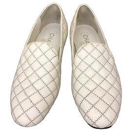 Chanel Mocasines de piel acolchada Blanco Blanco