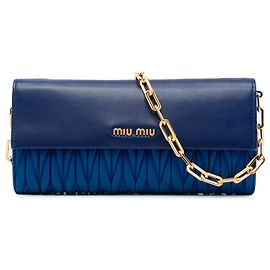 Cartera con cadena en nappa matelassé azul Miu Miu Azul