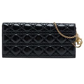 Clutch Lady Dior em verniz preto com padrão Cannage e corrente Preto
