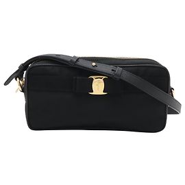 Salvatore Ferragamo Borsa a tracolla Ferragamo in nylon nero con fiocco Vara Nero