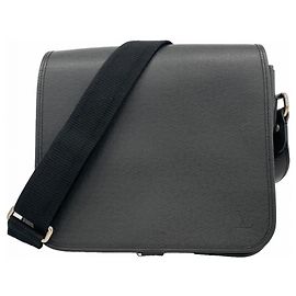 Sac à bandoulière Louis Vuitton Taiga Andrei Gris