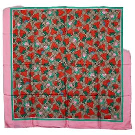 Cachecol Gucci com padrão de morango e logotipo GG Rosa Multicor
