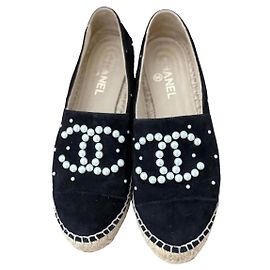 Chanel Espadrilles de ante negro con perlas Negro