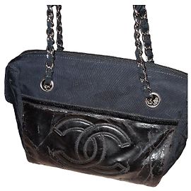 Borsa a mano Chanel in pelle nera e vernice Nero