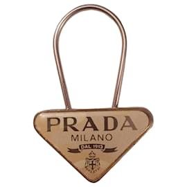 Chaveiro Prada Logo Triangular Bege Hardware prateado