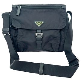 Pequena bolsa messenger Prada em nylon preto com fivela Preto