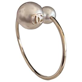 Chanel Armreif mit Perlen und CC-Logo Weiß Golden