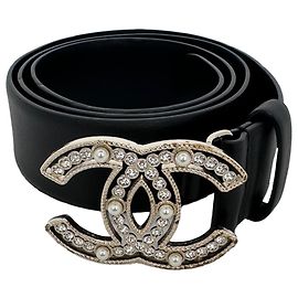 Cinto Chanel em couro preto com fivela CC adornada com pérolas falsas Preto