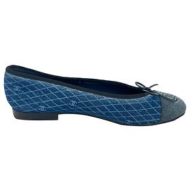 Sapatilhas Chanel CC Interlocking Logo Quilted em denim azul Azul