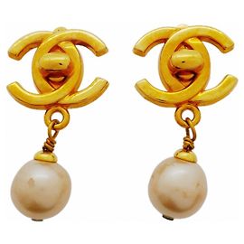 Orecchini a clip Chanel placcati oro con perla finta D'oro