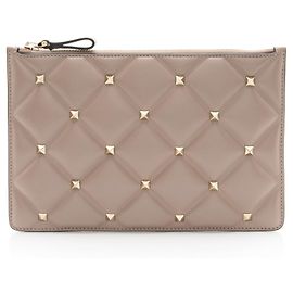 Valentino Garavani Pochette zippée petite Candystud en agneau Valentino Marron Beige