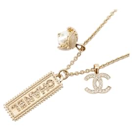 Colar Chanel com a marca Coco Dourado