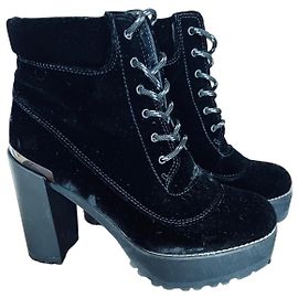 Stuart Weitzman Botines de plataforma en terciopelo negro Negro