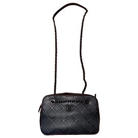 Bolsa de ombro Chanel em couro preto matelassê Preto