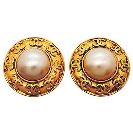 Orecchini a clip Chanel placcati oro con dettagli in perle finte D'oro