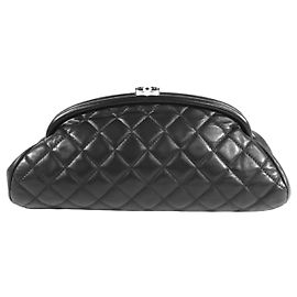 Chanel Timeless Kisslock Clutch aus schwarzem gestepptem Lammleder Schwarz