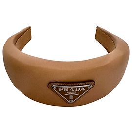 Tiara Prada em nylon cor tan com triângulo esmaltado Marrom Bege