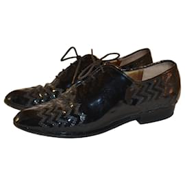 Chaussures à lacets Yves Saint Laurent en cuir verni noir avec broderie en zig-zag Noir