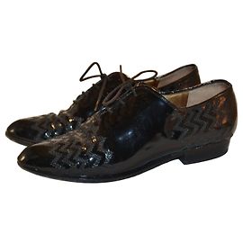 Scarpe stringate Yves Saint Laurent in vernice nera con ricamo a zig-zag Nero