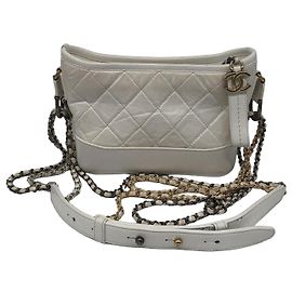 Chanel Gabrielle Hobo em pele de vitelo envelhecida acolchoada Small Branco