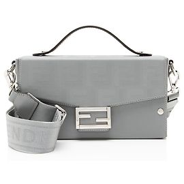 Fendi FF Shadow Vitello Soft Trunk Baguette Tasche Grau
