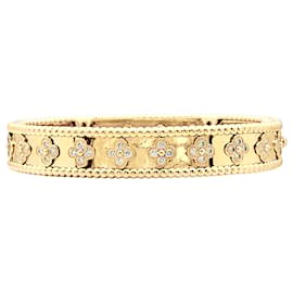 Bracelet Van Cleef & Arpels, "Perlée Trèfles", yellow gold and diamonds. Other