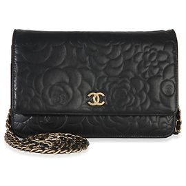 Carteira com corrente em pele de cordeiro preta com camélia Chanel Preto