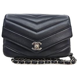 Chanel Bolsa de ombro e crossbody clássica em caviar chevron Preto