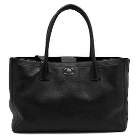 Chanel Sac Tote Surf em couro de bezerro preto com CC prateado, bolsa de ombro Preto