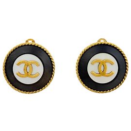 Brincos de clip Chanel em banho de ouro Preto Dourado