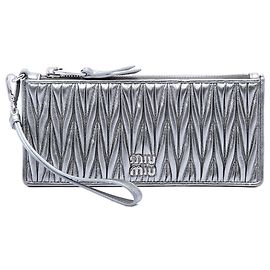 Clutch da polso Miu Miu Silver Metallic Matelasse Nappa Argento