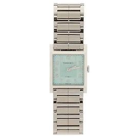 Tiffany & Co Um relógio quadrado da coleção 1837 Makers, capturando o legado de artesanato da Tiffany. A caixa quadrada impecável e o mostrador limpo proporcionam um estilo clássico, porém sofisticado, e um automático sofisticado Outro