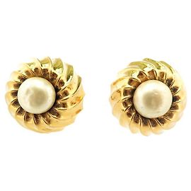 BRINCOS VINTAGE CHANEL DE PÉROLAS REDONDAS COM PRENDEDOR EM METAL DOURADO Dourado