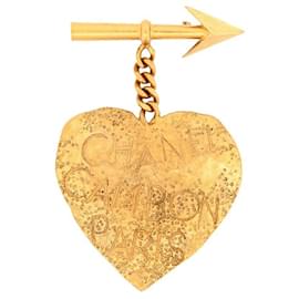 VINTAGE CHANEL CAMBON HERZ BROCHE 1993 GRAVIERT IN GOLDFARBENEM METALL HEART ARROW BROOCH Golden