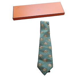 Corbata Hermès de seda verde con motivo Otro Verde Gold hardware