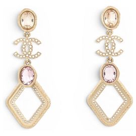 BRINCOS PENDENTES CHANEL LOGO CC COM PÉROLAS E STRASS DOURADOS Dourado