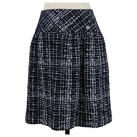 Saia de tweed com estampa e placa Coco da Chanel Azul Outro