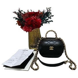 Chanel Vanity Case aus schwarzem gestepptem Lammleder mit Kette Schwarz